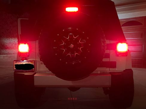 Used 2017 Jeep Wrangler Unlimited Sahara w/ Connectivity Group image 23