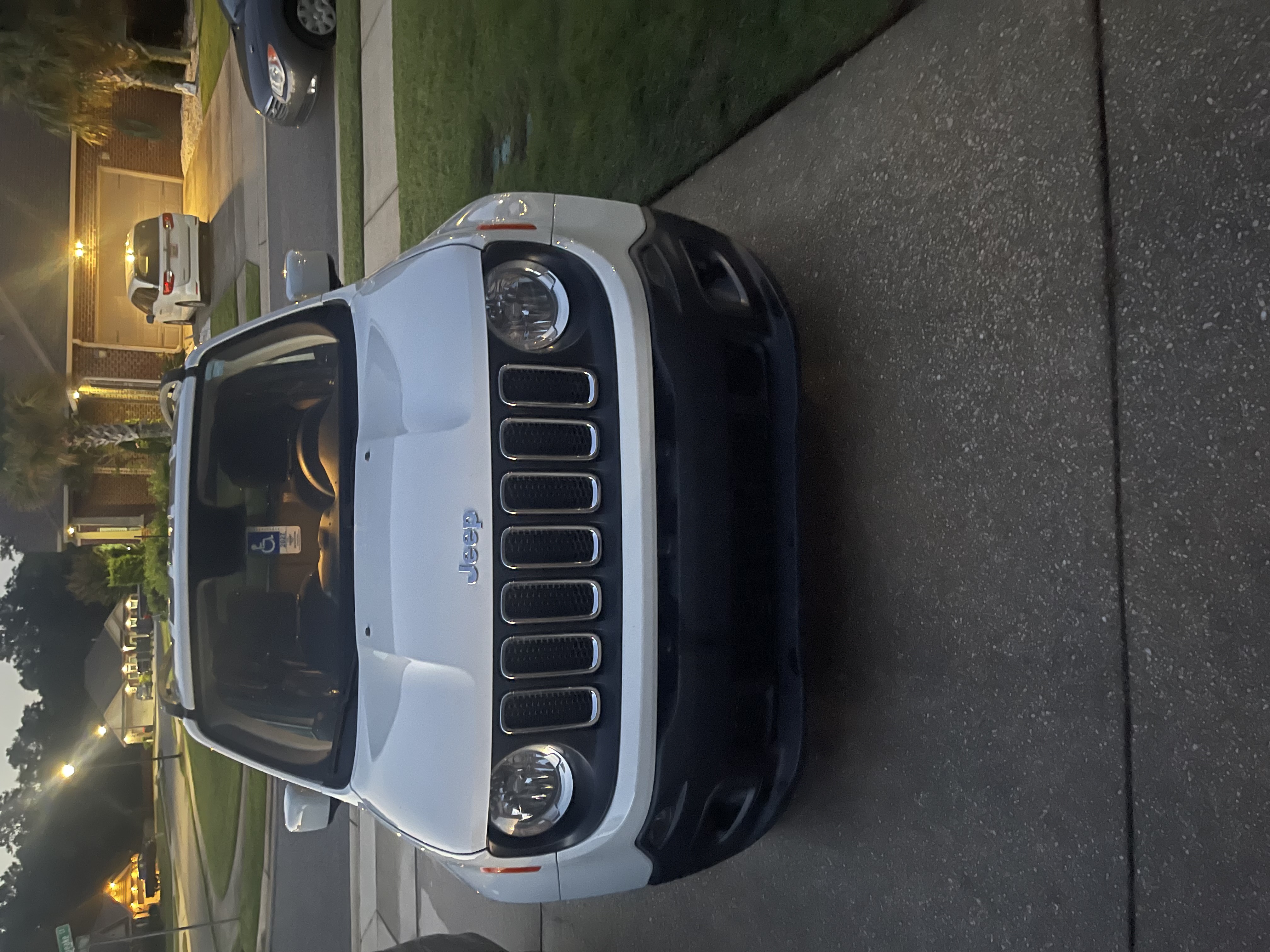 Used 2018 Jeep Renegade Latitude FWD image 2