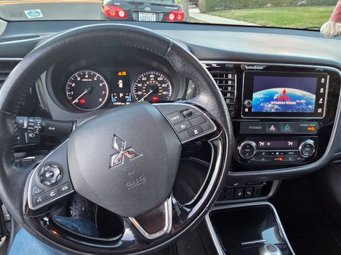 Used 2017 Mitsubishi Outlander SEL image 13