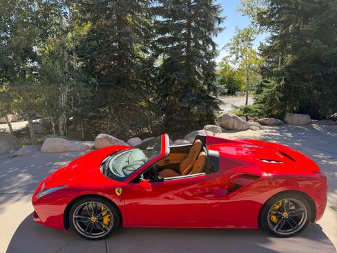 Used 2018 Ferrari 488 Spider RWD image 5