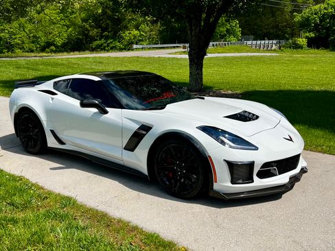 Used 2018 Chevrolet Corvette Z06 RWD image 1