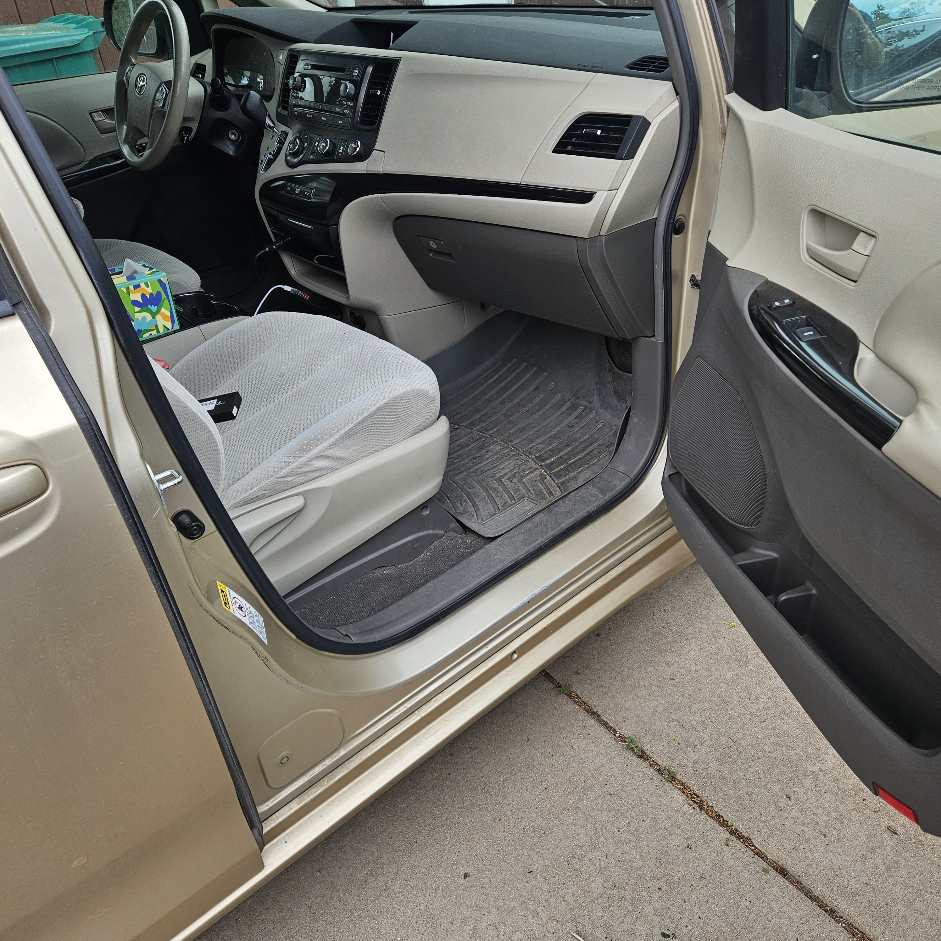 Used 2011 Toyota Sienna LE FWD image 16