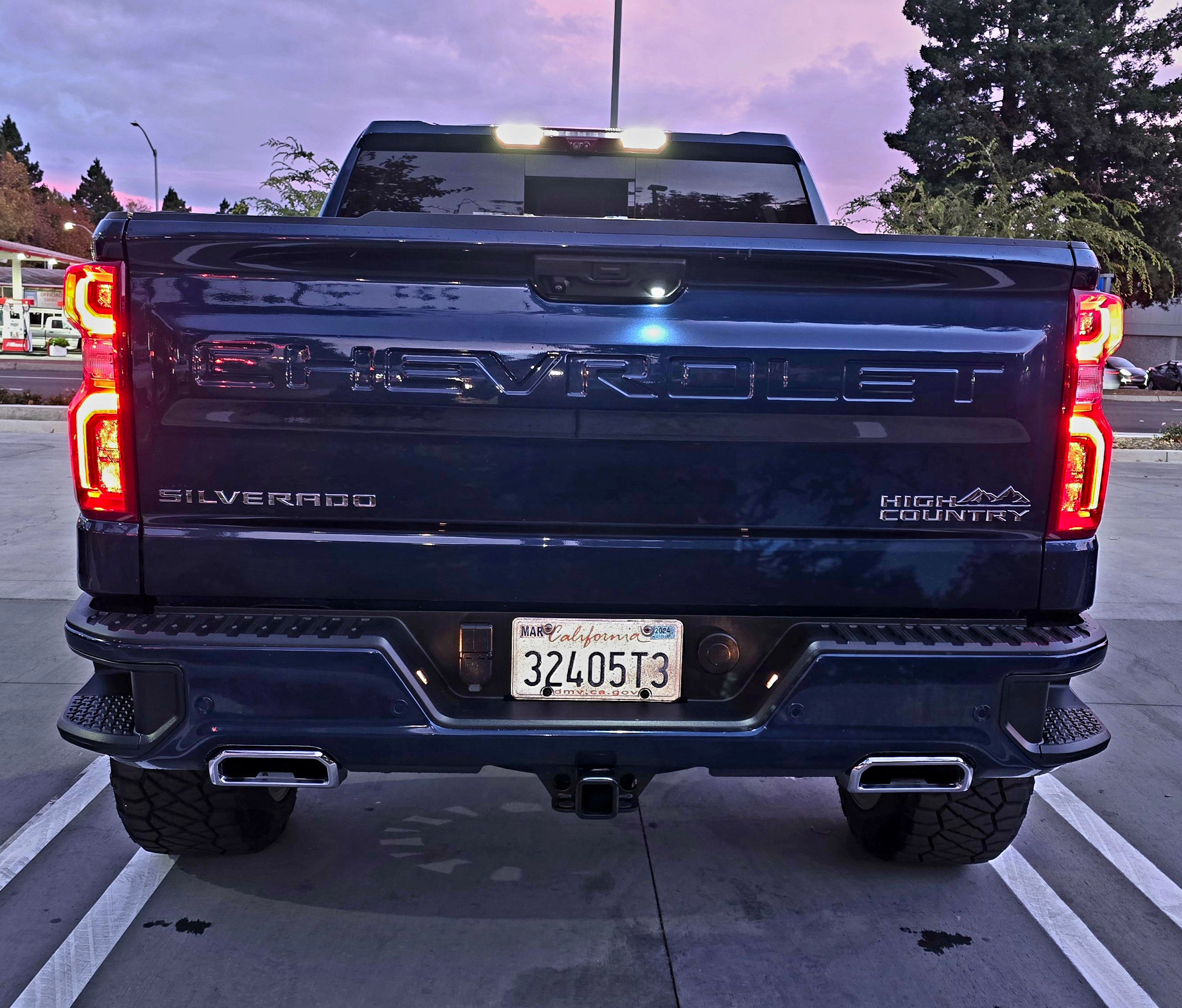 Used 2022 Chevrolet Silverado 1500 High Country w/ Technology Package AWD/4WD image 9