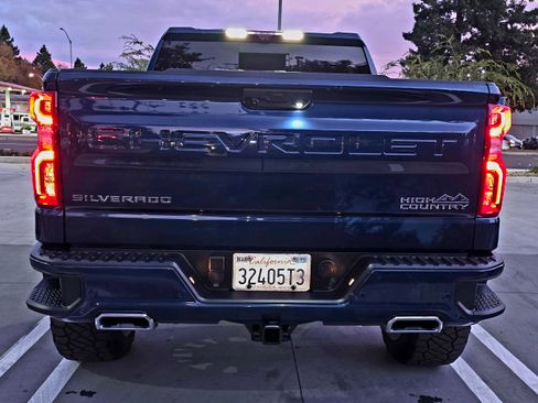 Used 2022 Chevrolet Silverado 1500 High Country w/ Technology Package image 9