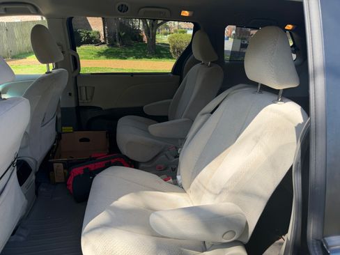 Used 2011 Toyota Sienna LE image 4