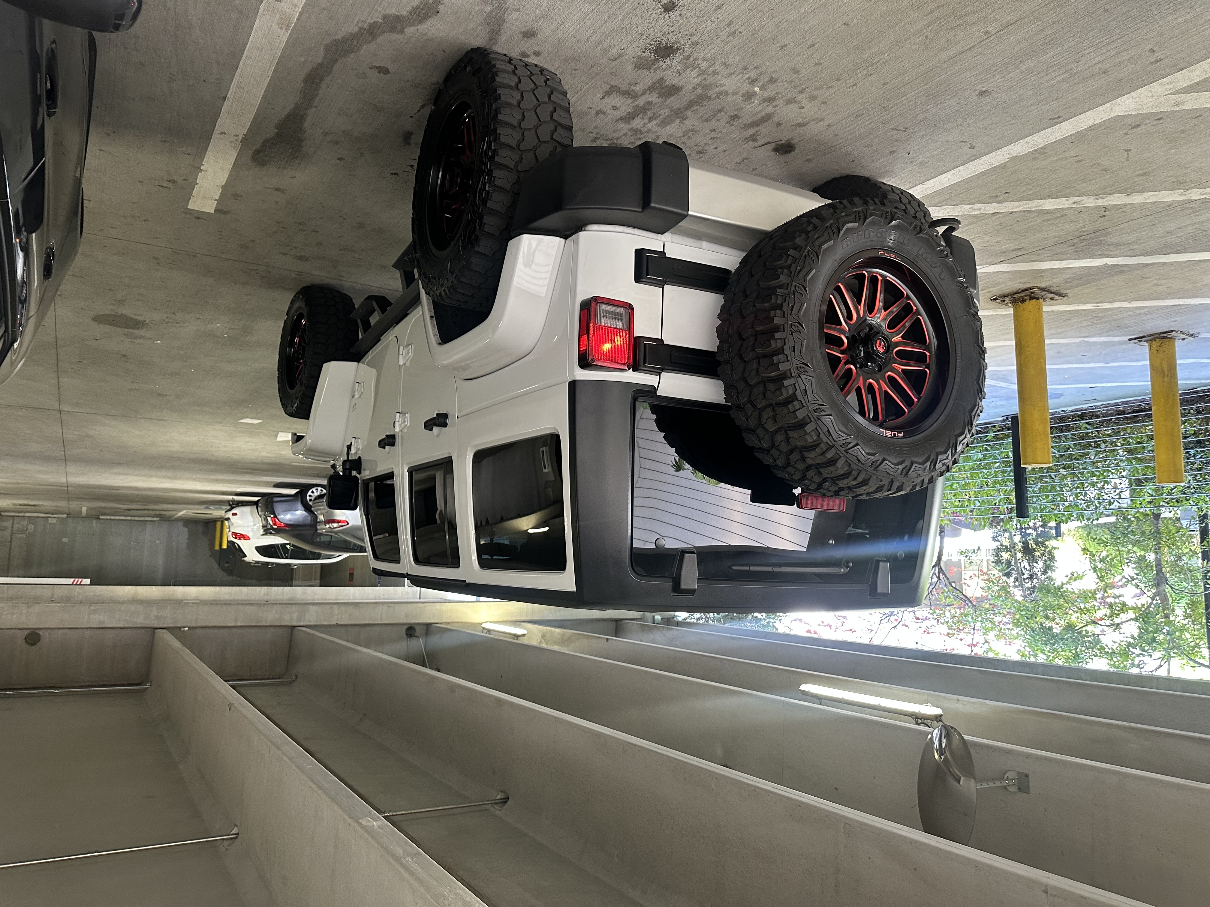 Used 2018 Jeep Wrangler Unlimited Sahara w/ Connectivity Group AWD/4WD image 11