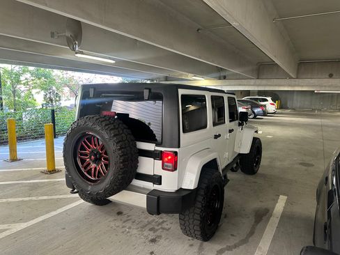 Used 2018 Jeep Wrangler Unlimited Sahara w/ Connectivity Group image 11