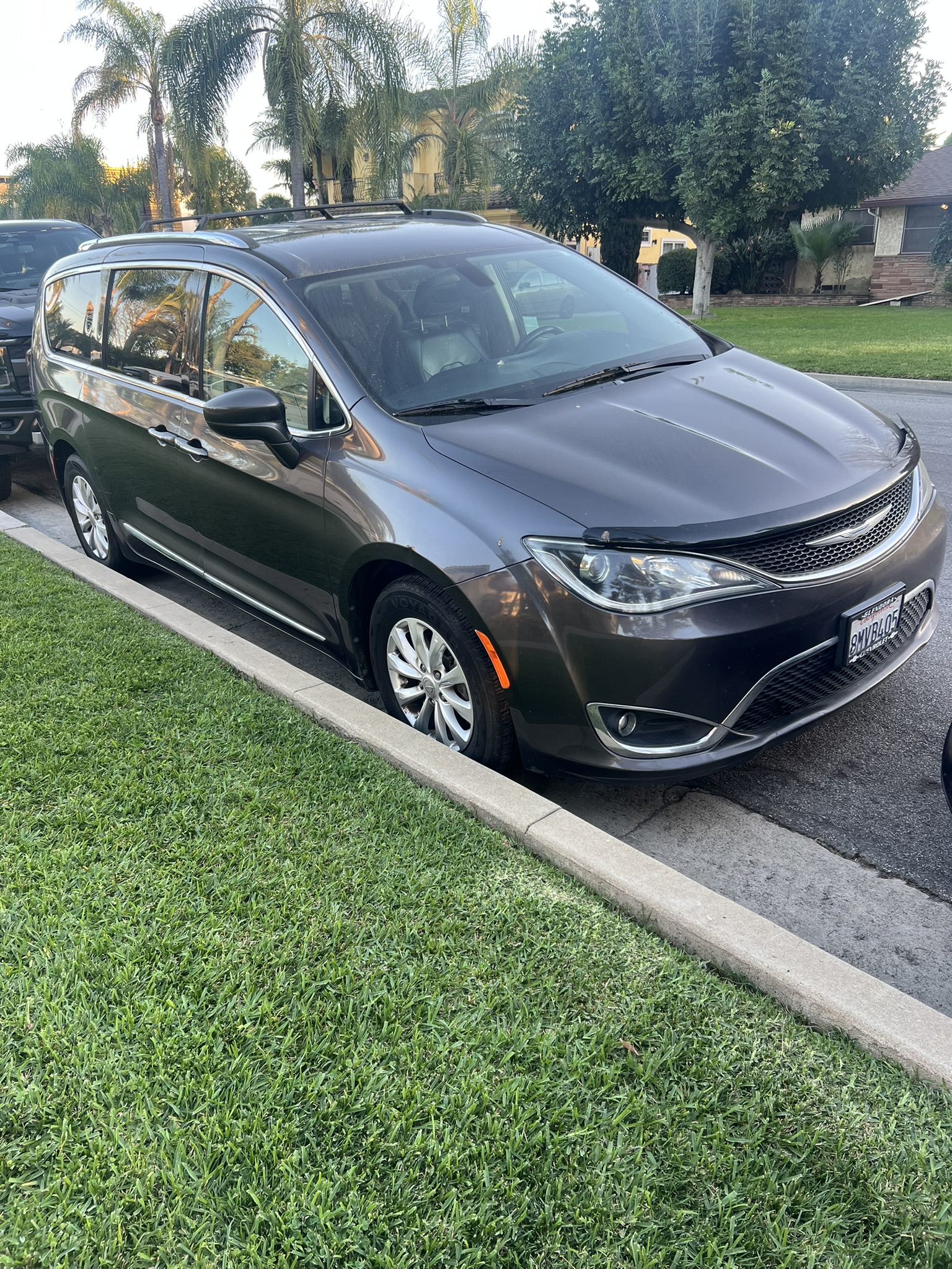 Used 2018 Chrysler Pacifica Touring-L FWD image 2