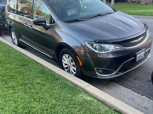 Used 2018 Chrysler Pacifica Touring-L FWD image 2