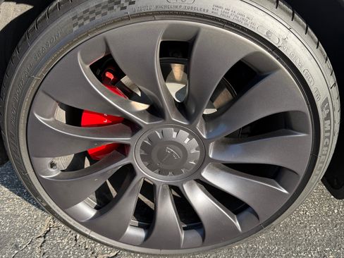 Used 2023 Tesla Model Y Performance image 8