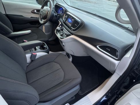 Used 2018 Chrysler Pacifica Touring Plus w/ Tire & Wheel Group image 5