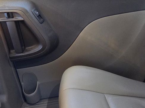 Used 2016 Chrysler Town & Country Touring w/ Driver Convenience Group image 11