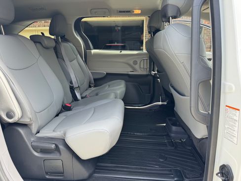 Used 2022 Toyota Sienna XLE FWD image 11