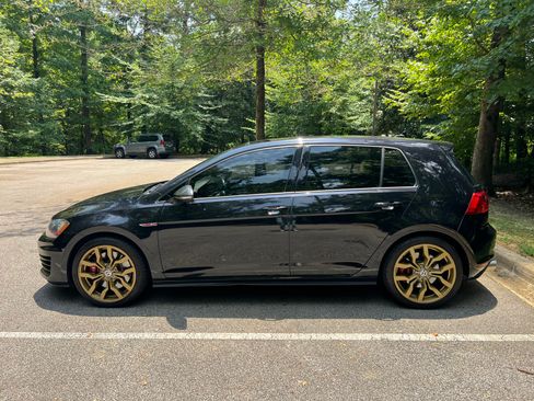 Used 2017 Volkswagen GTI SE FWD image 10