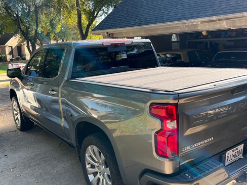 Used 2021 Chevrolet Silverado 1500 High Country w/ Technology Package image 4