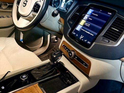 Used 2022 Volvo XC90 T5 Momentum w/ Climate Package image 6