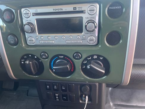 Used 2014 Toyota FJ Cruiser 4WD w/ Upgrade Package image 9