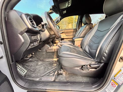 Used 2019 Toyota Tacoma TRD Sport image 18