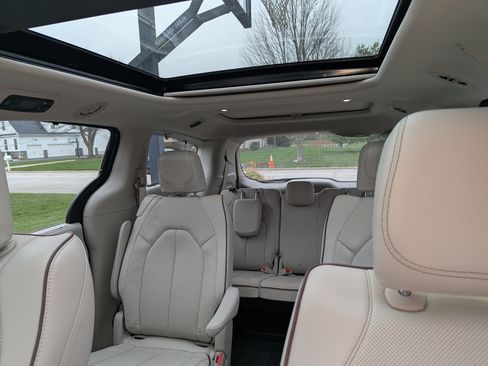 Used 2018 Chrysler Pacifica Limited w/ Advanced Safetytec Group image 11