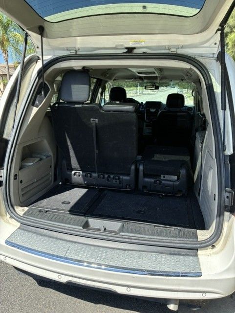 Used 2012 Chrysler Town & Country Touring-L w/ Trailer Tow Group FWD image 14
