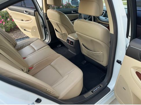 Used 2012 Hyundai Genesis 4.6 image 9