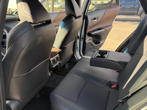 Used 2023 Toyota Venza Limited image 4