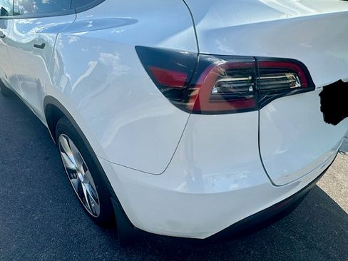 Used 2023 Tesla Model Y AWD image 12