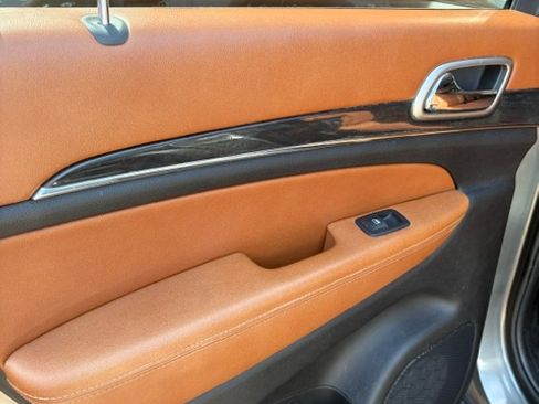 Used 2011 Jeep Grand Cherokee Overland Summit image 8