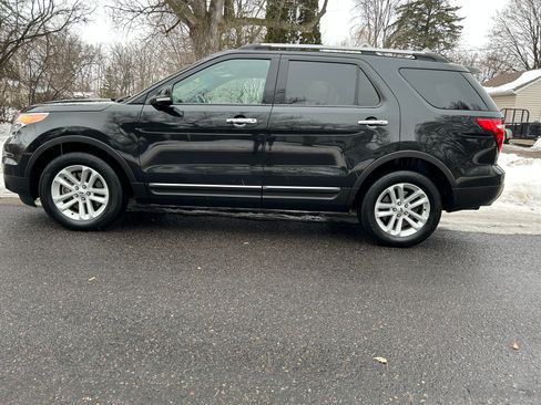 Used 2014 Ford Explorer XLT w/ Equipment Group 202A image 2