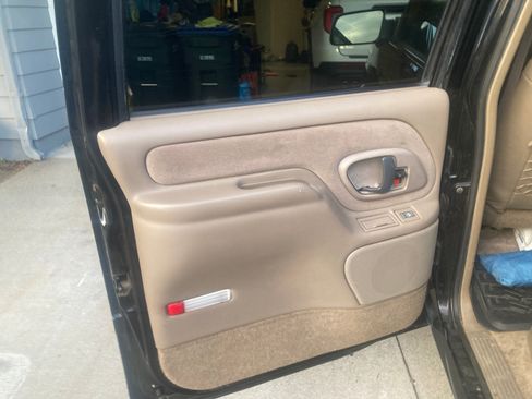 Used 1999 GMC Suburban 2WD w/ Marketing Opt Pkg 3 image 27