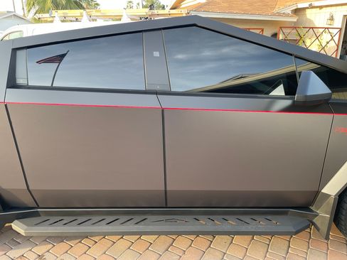 Used 2024 Tesla Cybertruck AWD Crew Cab image 4