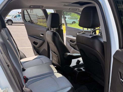 Used 2018 Chevrolet Trax LT w/ Sun & Sound Package AWD/4WD image 6