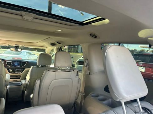 Used 2017 Chrysler Pacifica Limited image 17
