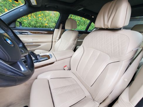Used 2016 BMW 750i image 2