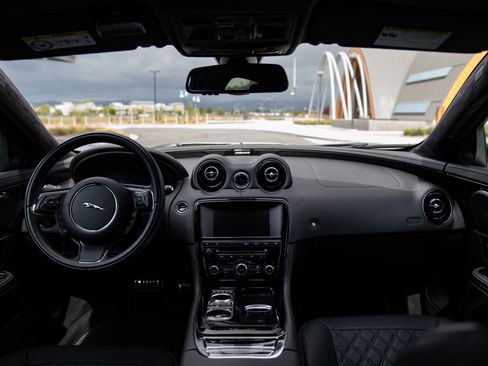 Used 2015 Jaguar XJ image 26