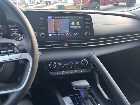 Used 2023 Hyundai Elantra Blue image 12