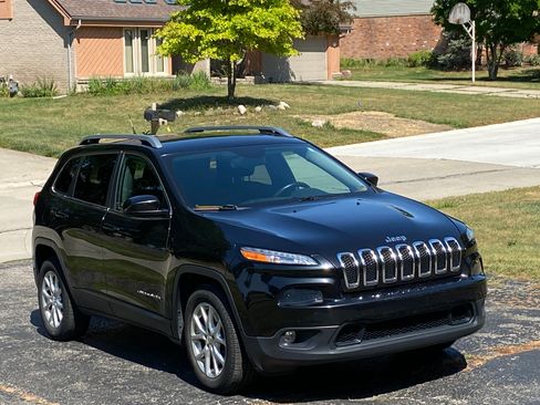 Used 2015 Jeep Cherokee Latitude w/ Cold Weather Group FWD image 1