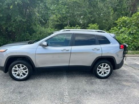 Used 2016 Jeep Cherokee Latitude w/ Cold Weather Group FWD image 5