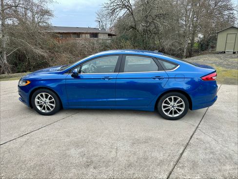 Used 2017 Ford Fusion SE w/ Fusion SE Technology Package FWD image 4