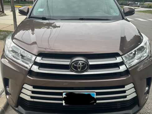 Used 2018 Toyota Highlander XLE AWD/4WD image 4