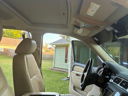 Used 2011 GMC Sierra 2500 Denali w/ Suspension Package, Off-Road AWD/4WD image 18