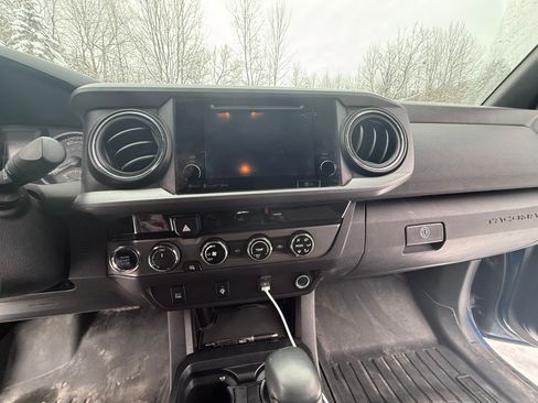 Used 2017 Toyota Tacoma TRD Sport w/ Tow Package (A/T) image 15