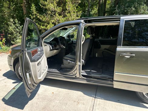 Used 2010 Chrysler Town & Country Touring Plus w/ Safetytec Group FWD image 13