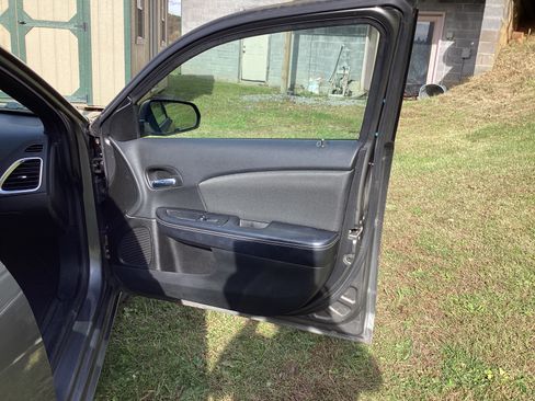 Used 2013 Dodge Avenger SE image 11