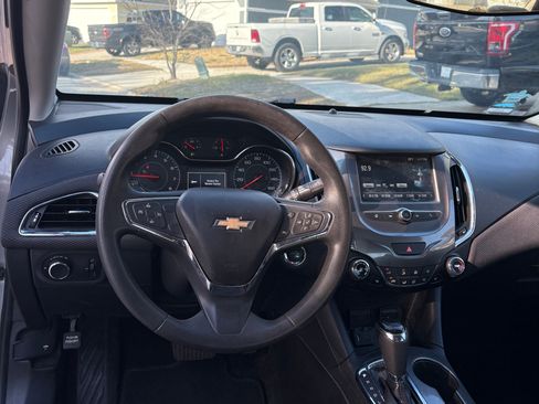 Used 2017 Chevrolet Cruze LT image 11