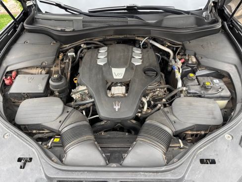 Used 2017 Maserati Levante w/ Luxury Package image 2