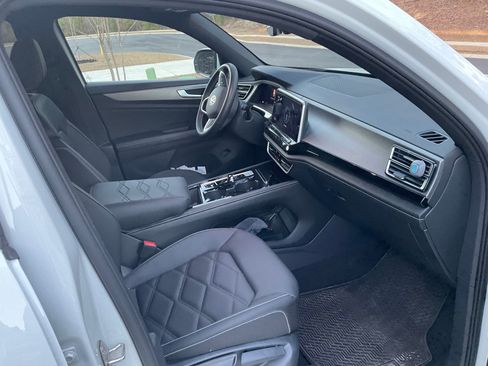 Used 2024 Volkswagen Atlas Cross Sport SE FWD image 4