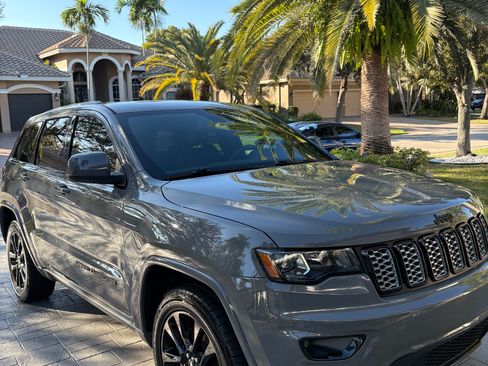 Used 2021 Jeep Grand Cherokee Laredo X image 4