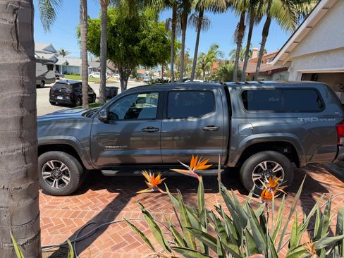 Used 2017 Toyota Tacoma TRD Sport RWD image 2