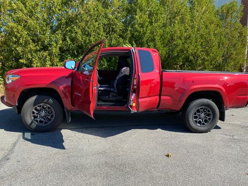 Used 2018 Toyota Tacoma SR5 image 5